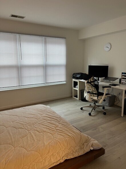 Master bedroom - 121 Timberbrook Ln