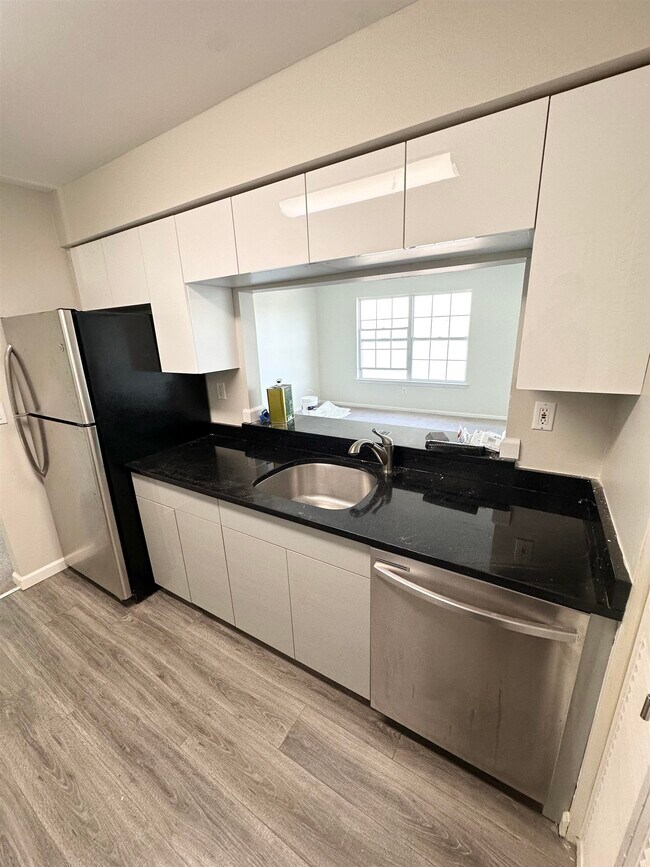 Building Photo - 20 Bergen Ridge Rd