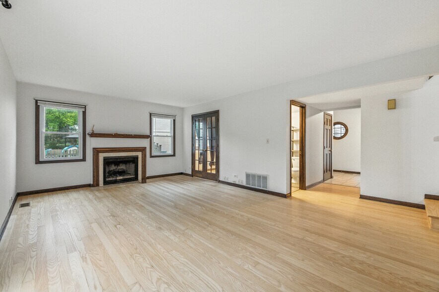 Family Room - 421 Concord Ln