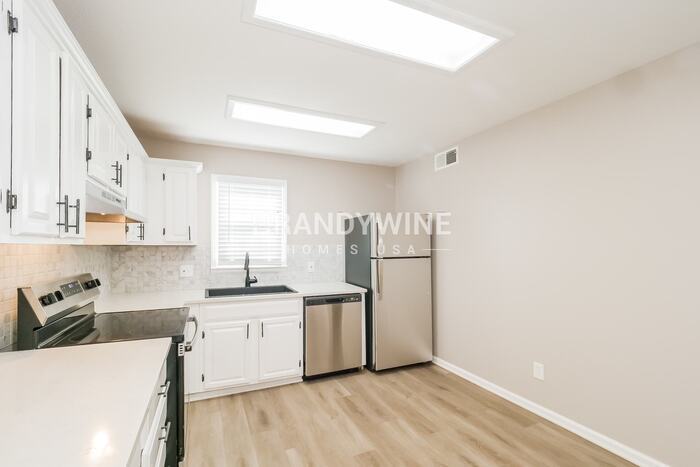 Building Photo - 941 NE Bristol Dr