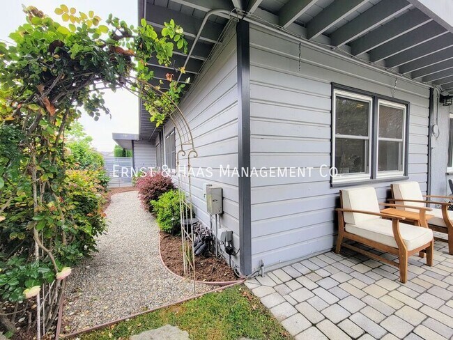 Building Photo - 2054 Pattiz Ave