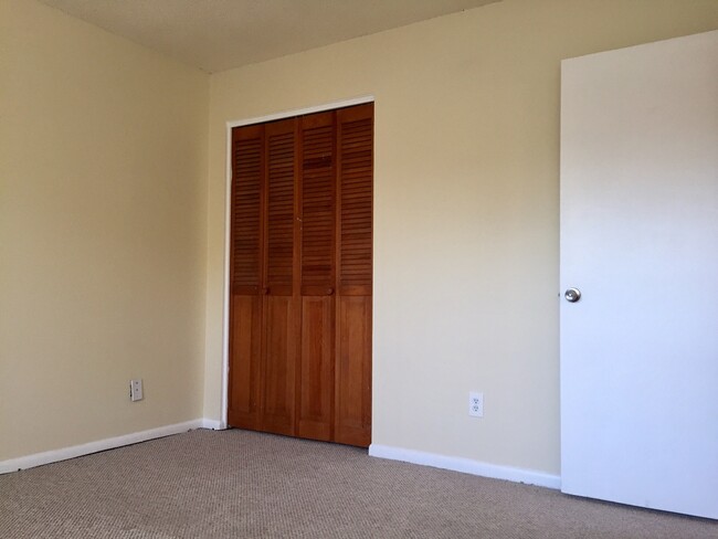 Building Photo - 2 Bed 1.5 Bath two story condo.