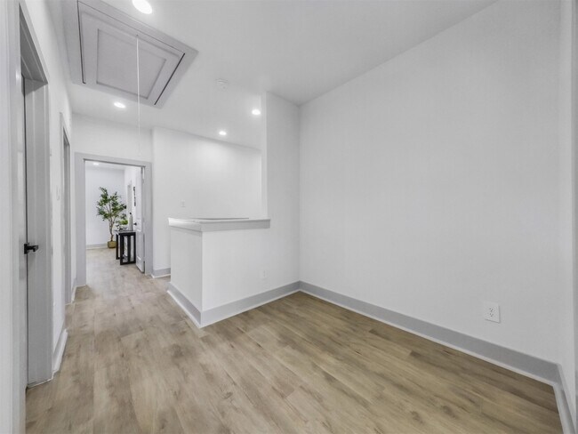 Building Photo - 2410 Vaughn St