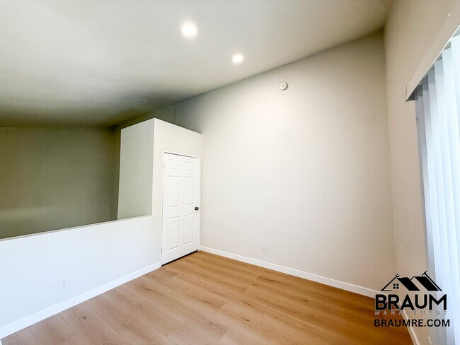 Building Photo - 4404 Stern Ave
