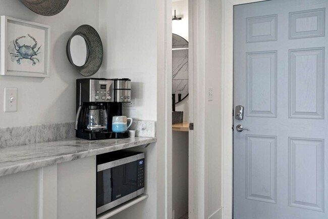 Building Photo - 214 Miracle Strip Pkwy SW