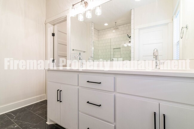 Building Photo - MOVE IN SPECIAL: $1,000 OFF 1st MONTHS REN...