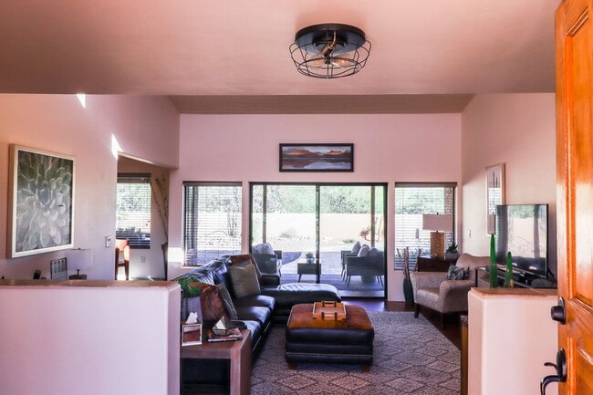 Building Photo - Contemporary Desert Beauty with Pool