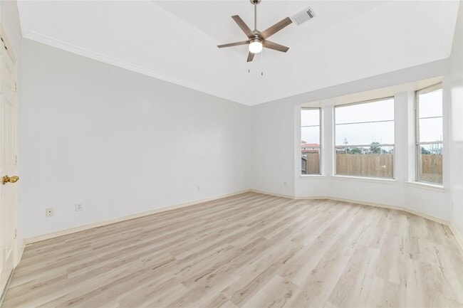 Building Photo - 304 Lago Vista St