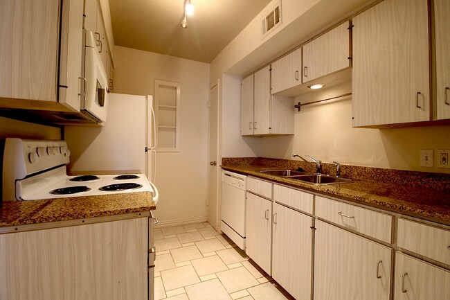 Building Photo - BEAUTIFUL HOME. UTILITIES INCLUDED!!!!