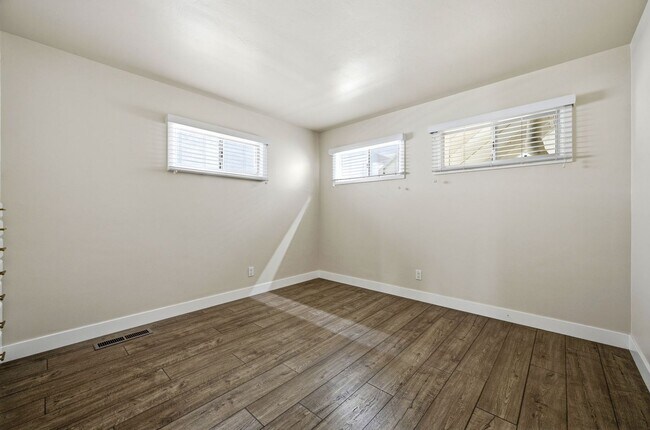 Building Photo - 1117 W Bay Ave