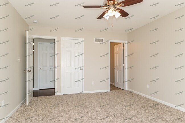 Building Photo - 319 Pecan Bluffs Dr