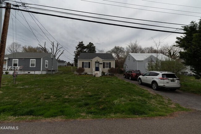 Building Photo - Updated North Knoxville Gem | Massive Fenced Yard & Prime Location!