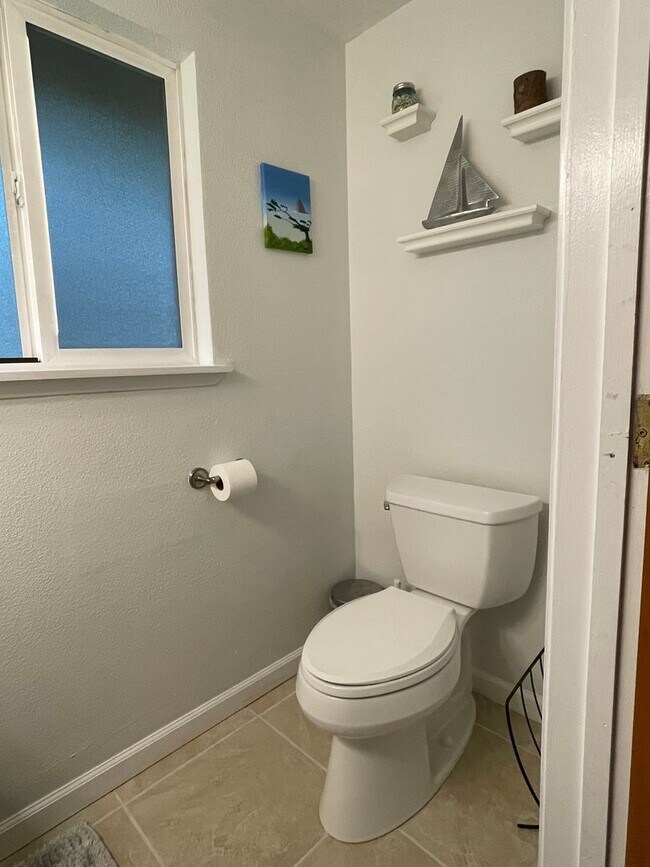 Building Photo - 1 STORY RAMBLER 3 BED 1.5 BATH IN PORT ORCHARD