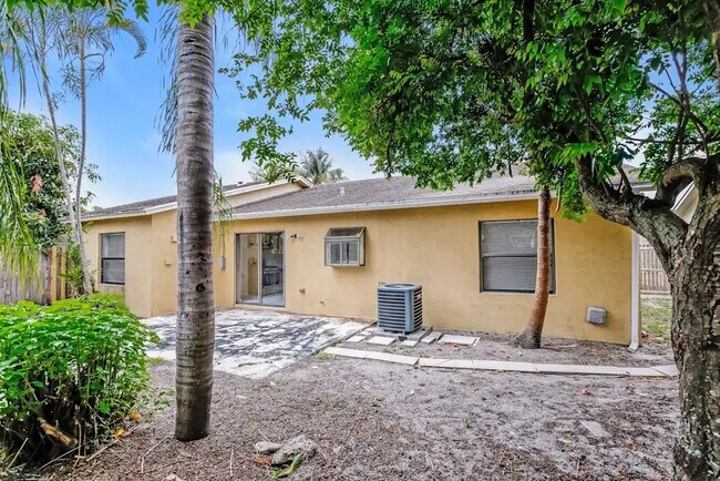 Building Photo - 5885 Lambeth Cir