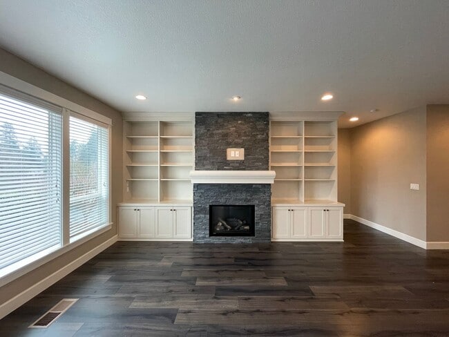 Building Photo - Beautiful Single Story Home!! 3 bed/2 bath with Open Floor Plan and Large Yard!!