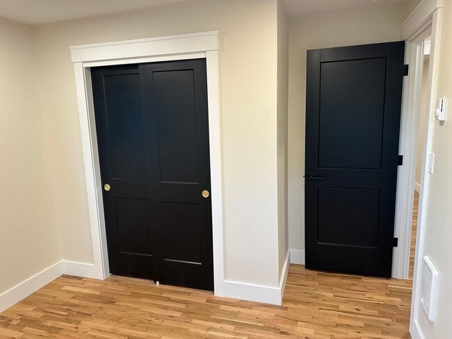 Building Photo - Luxury 2 bedroom 1 bath duplex in a great neighborhood!