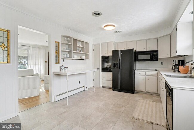 Building Photo - 8 Midland Ct