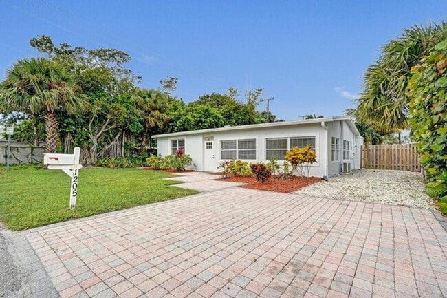 Building Photo - 1205 S Lake Dr