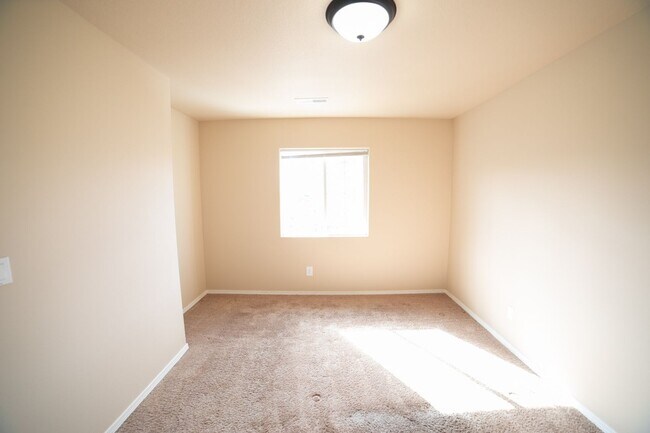 Building Photo - Newer Construction Townhome in Canby