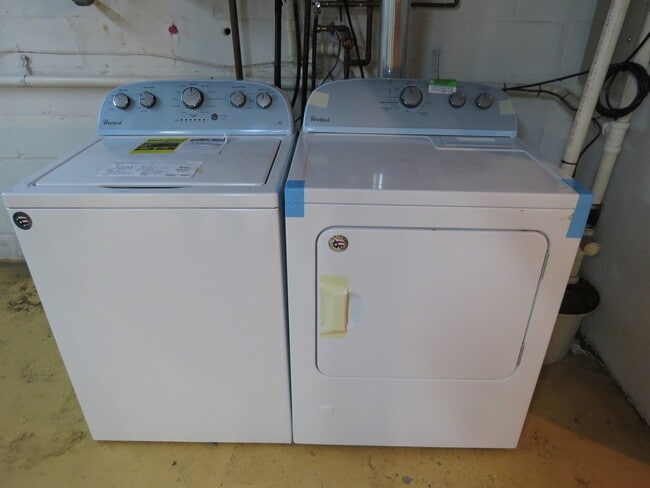 Building Photo - Country Charmer