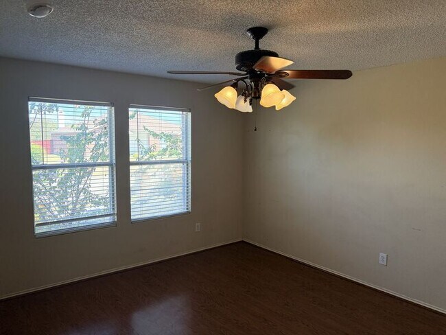 Building Photo - 1525 Melrose Ln