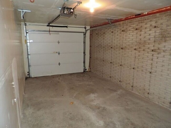 Building Photo - $1425 | 2 Bedroom + Den, 2.5 Bathroom TOWN...