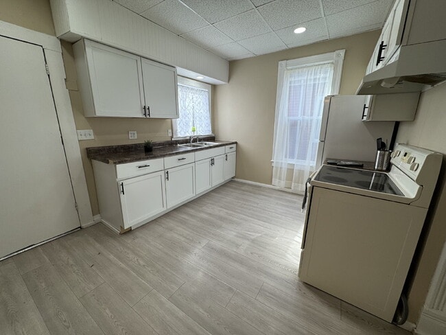 Building Photo - 3 Bedroom 2 Bath Where Timeless History Meets Modern Living!