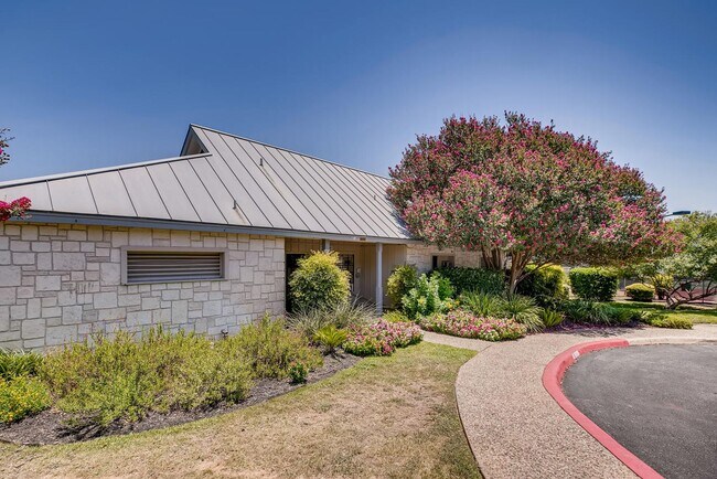 Building Photo - Beautiful 4-bedroom, 3-bath home in the de...