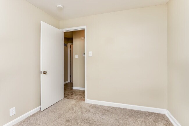 Building Photo - 1123 Roxton Dr