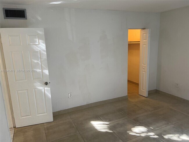 Building Photo - 6900 N Kendall Dr