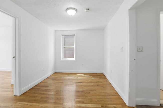 Building Photo - 176 Ferry St