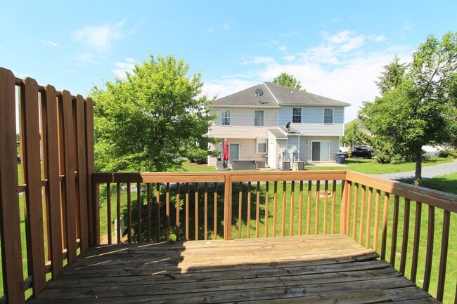 Building Photo - Liberty square end unit townhome for rent!
