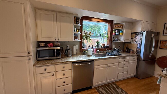 Building Photo - Beautiful Fully Furnished Home in Close-In...