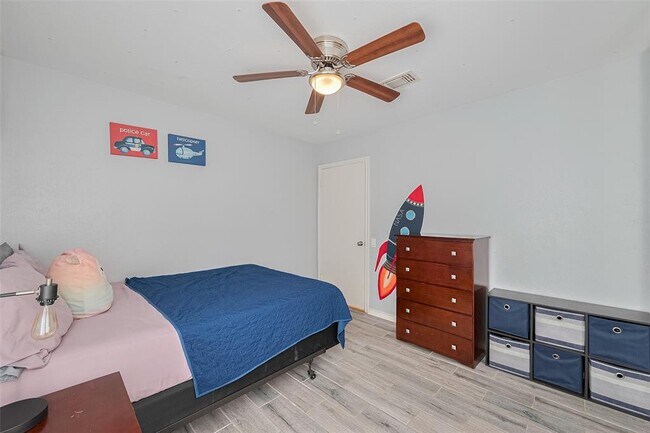 Building Photo - 8711 Pines Pl Dr