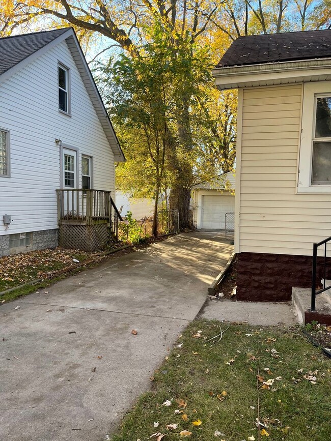 Building Photo - Charming 2bd/2ba Bungalow in Madison Heights