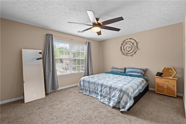 Building Photo - 38 Roxbury Ln