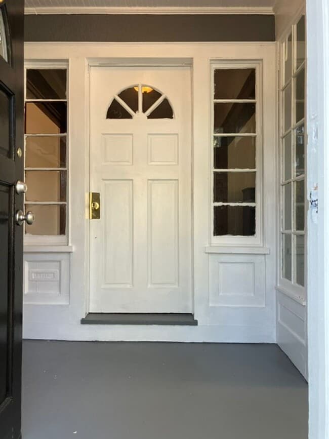 Building Photo - College Rental