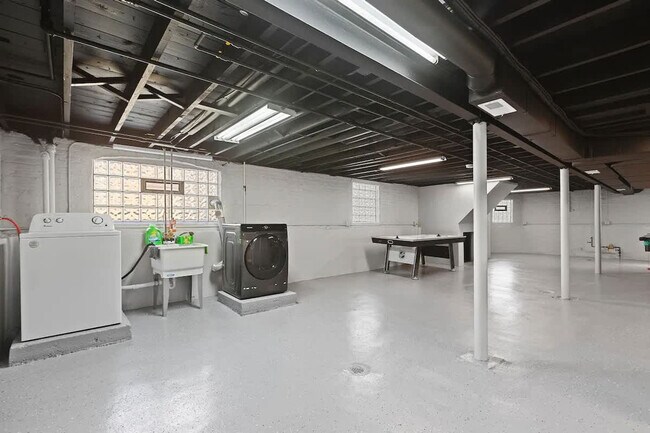 Building Photo - 6028 Crain St