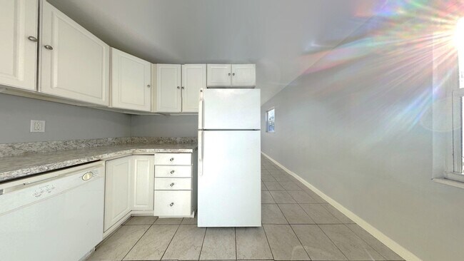 Building Photo - 5566 Kelly Dr N