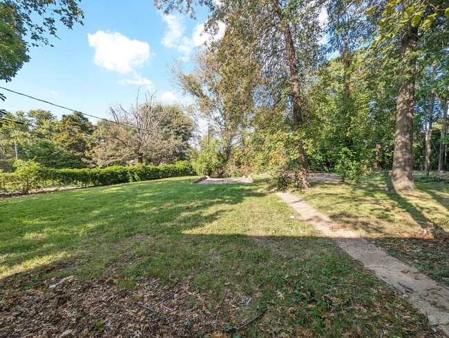 Building Photo - $500 OFF Your First Month's Rent!