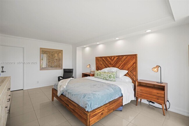 Building Photo - 1000 W Island Blvd