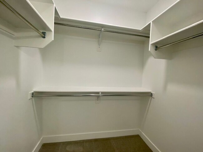 Building Photo - SPACIOUS APARTMENT FOR RENT!