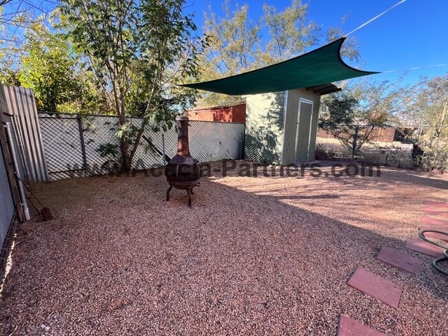 Building Photo - Centrally located Two Bedroom Home