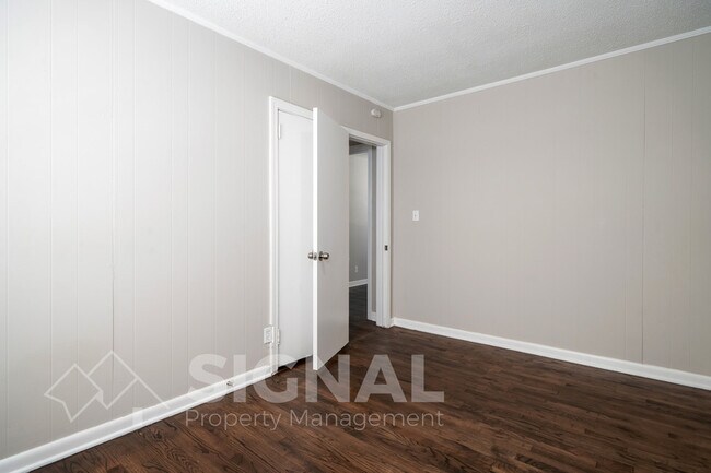 Building Photo - 3038 Highland Dr