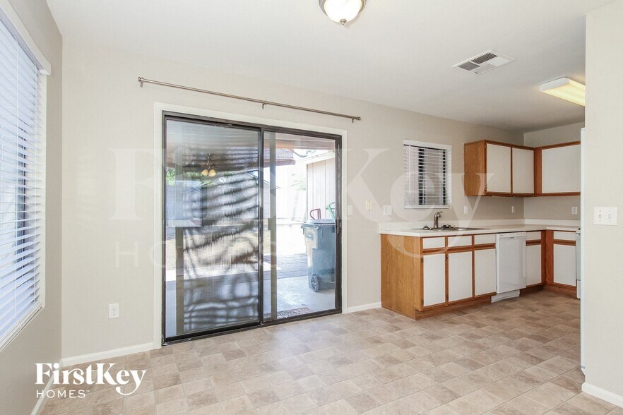 Building Photo - 3132 W Robin Ln