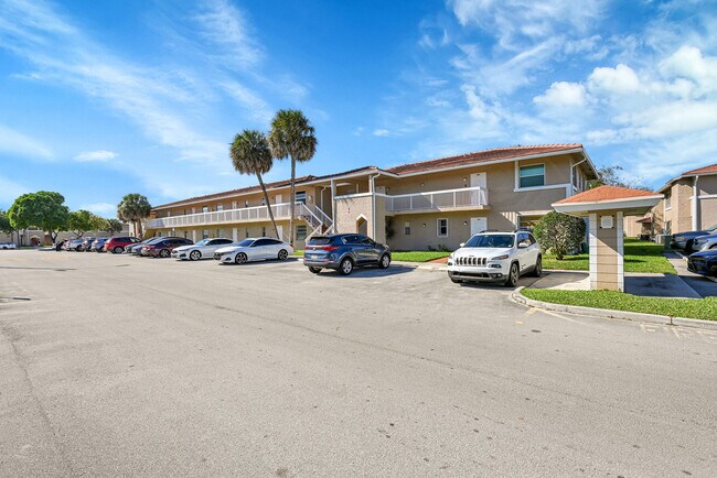 Building Photo - 906 Twin Lakes Dr