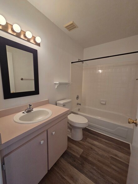 Building Photo - 1632 Tudor Ln