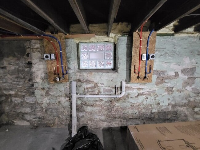 Building Photo - Completely Renovated New and Open Concept ...