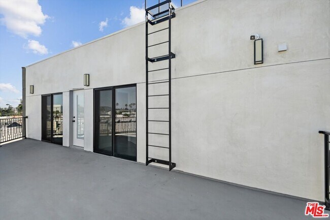 Building Photo - 819 E La Palma Dr