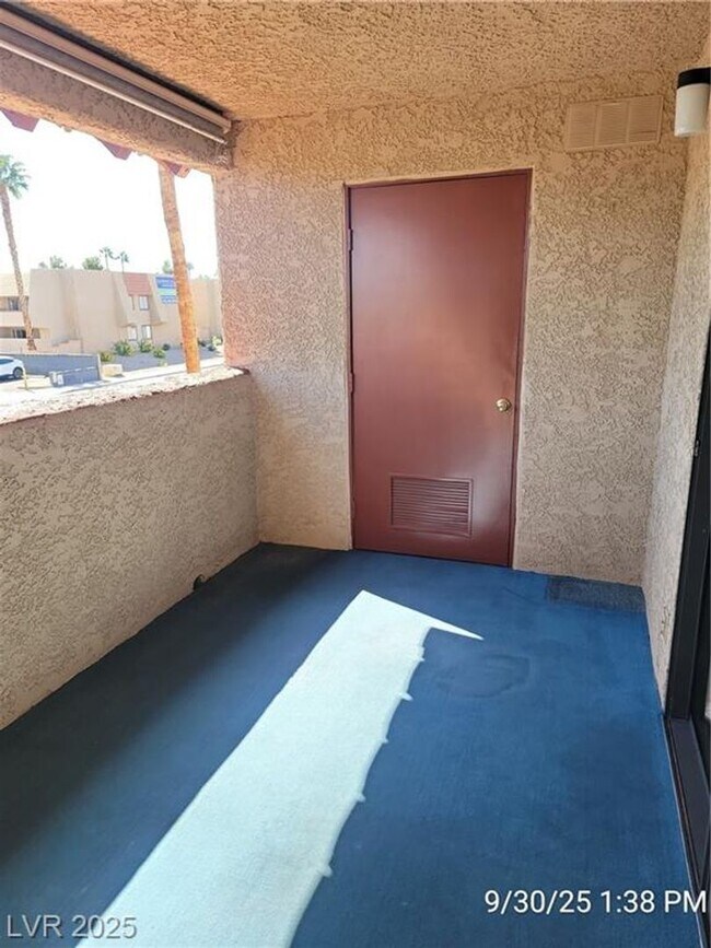 Building Photo - Inviting 2-Bedroom Condo with Pool, Spa & ...